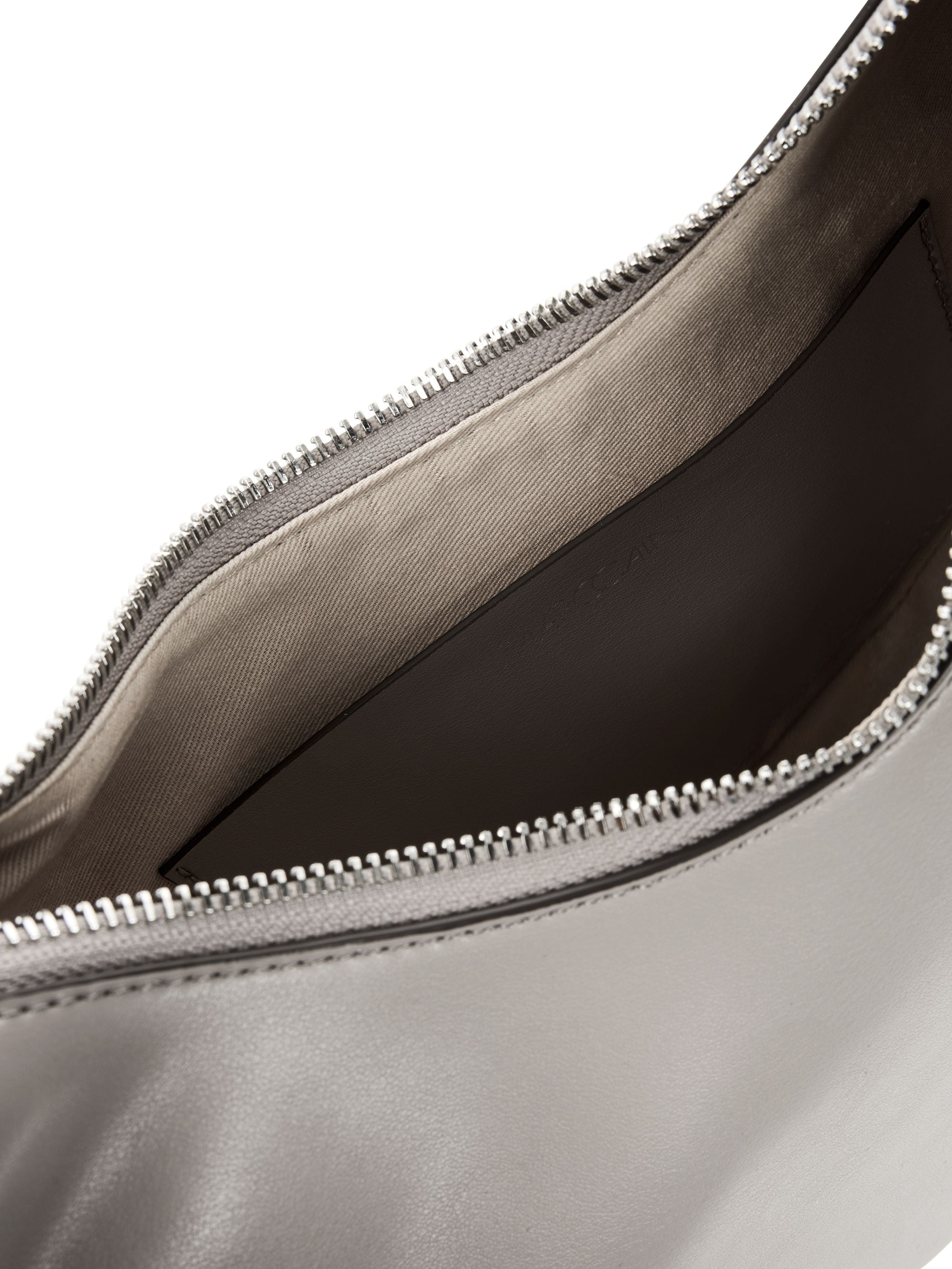 Schultertasche in Halbmondfrom