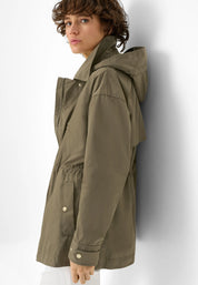 Kurzparka mit Kapuze