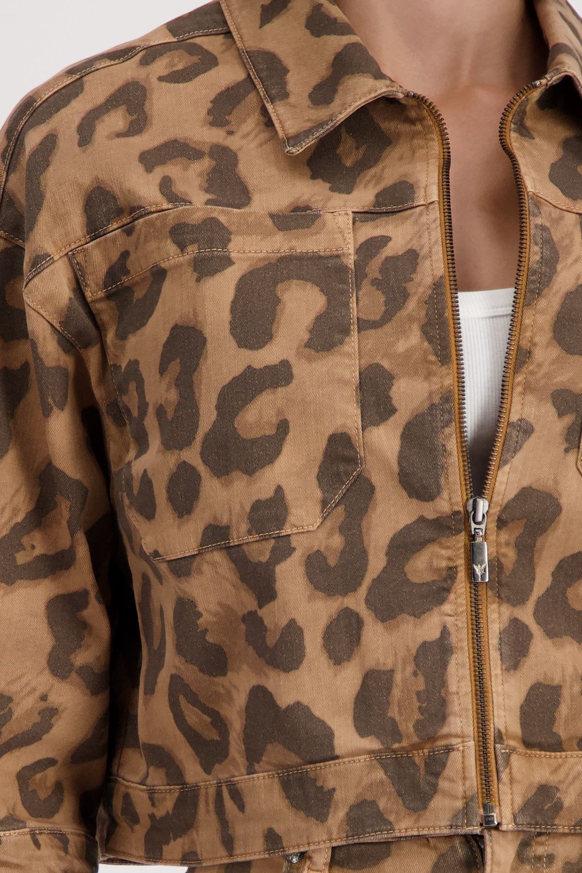 Jeansjacke cropped mit Leopardenmuster